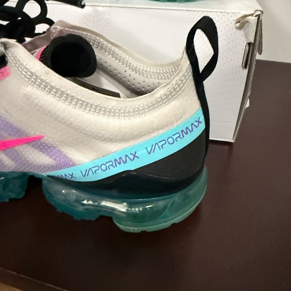 Women’s Vapor Max - Picture 2 of 6